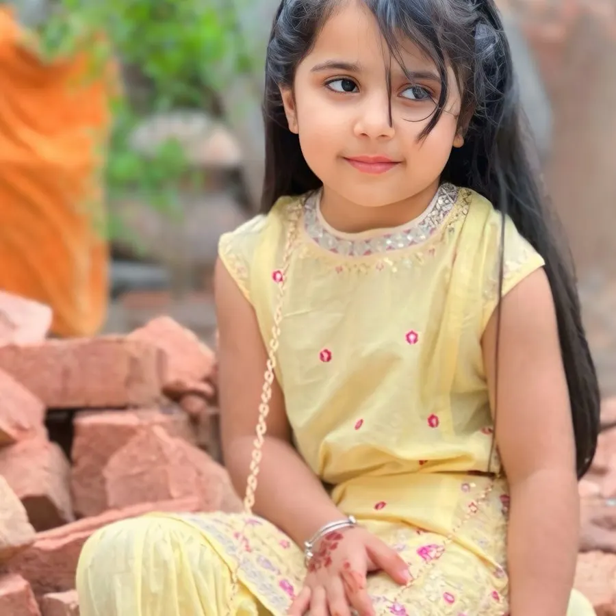 Adorable Yellow Outfit - Easy Wear for Busy Kids