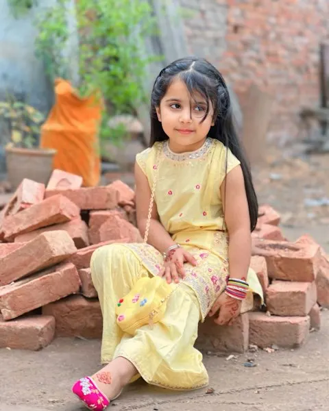 Adorable Yellow Outfit - Easy Wear for Busy Kids