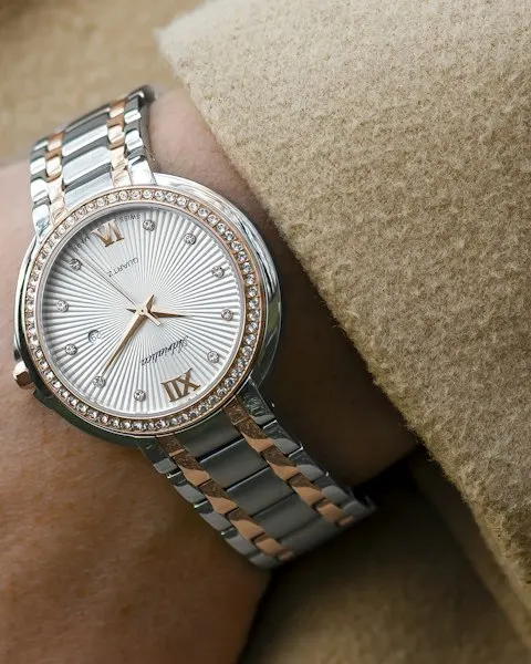 Iconic Gold Watch - Travel-Ready Favourite