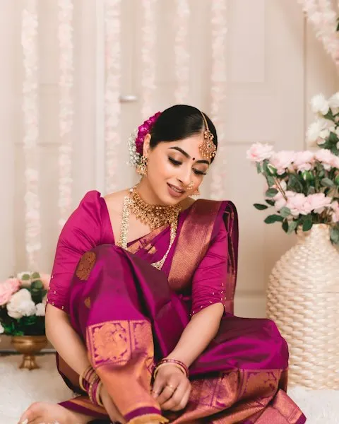 Regal White Cotton Silk Saree - Diwali Family Favourite