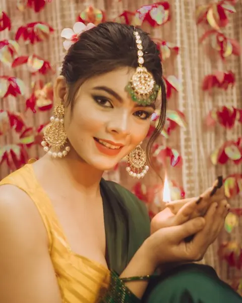 Heritage Yellow Silk Saree - Diwali Glow